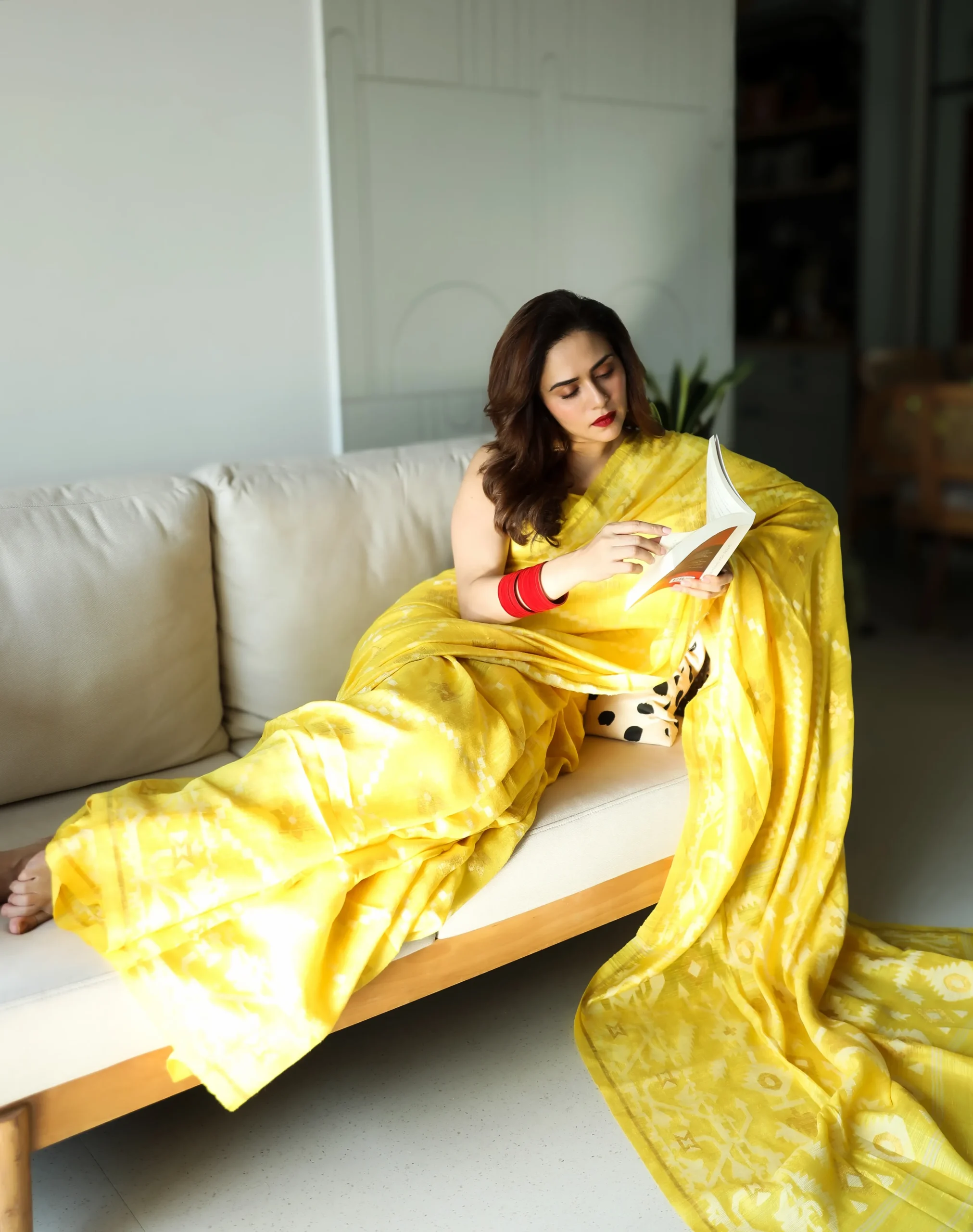 amruta khanvilkar